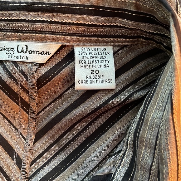 Flattering Button Down Blouse - Picture 6 of 8